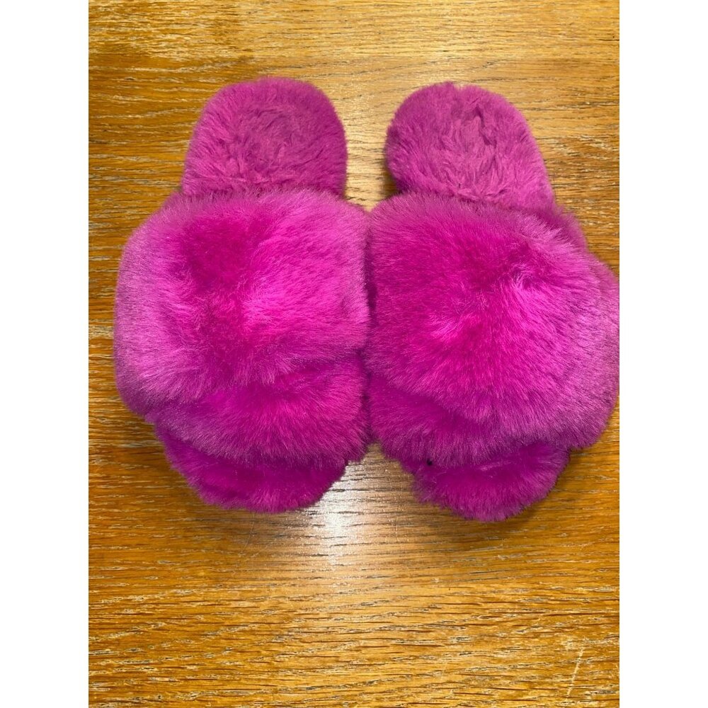 Aerie Fuschia Fuzzy Slippers